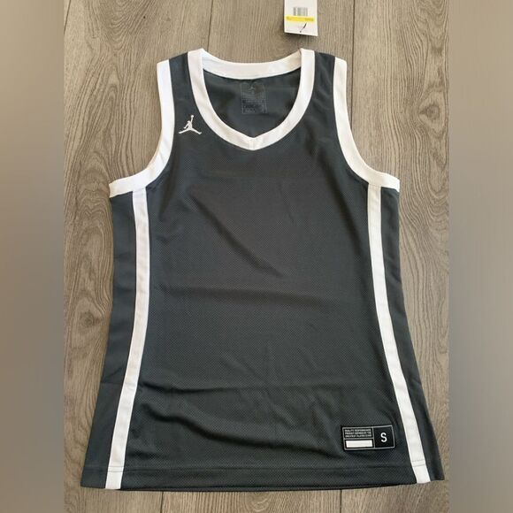 Jordan’s woman’s tank top perfect for basketball practice - Picture 1 of 3